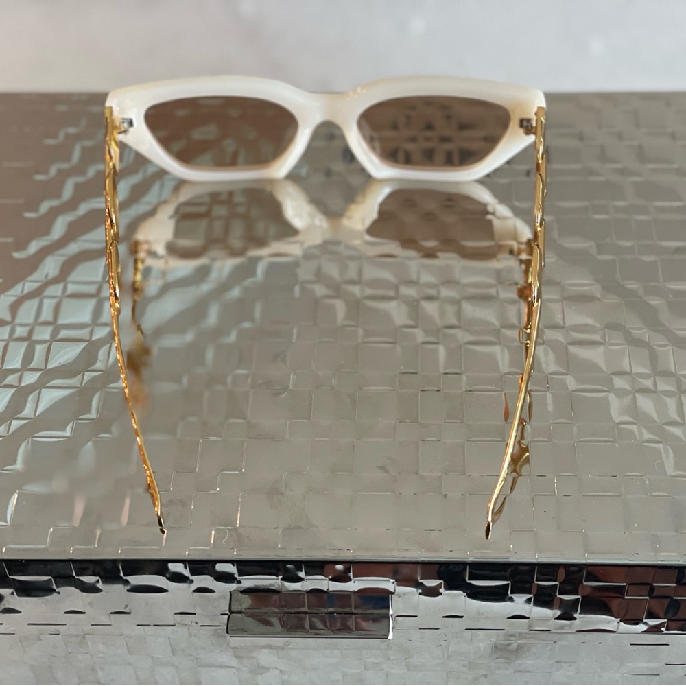 Cat Eye Statement Sunglasses with Gold Metal Earpieces ! Brand New!Never Worn! - Picture 4 of 5